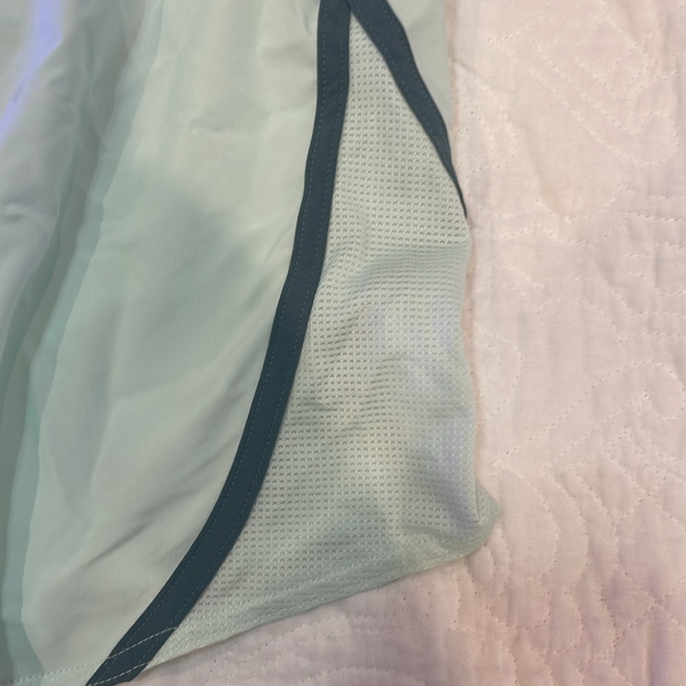 NWOT UNDER AMOUR RUNNING 🏃🏿♀️ SHORTS SIZE Medium heatgear - Picture 4 of 5